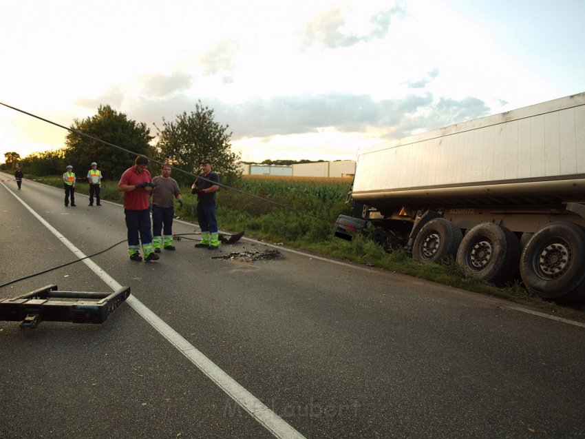 Schwerer VU Koeln Immendorf Kerkraderstr P445.JPG